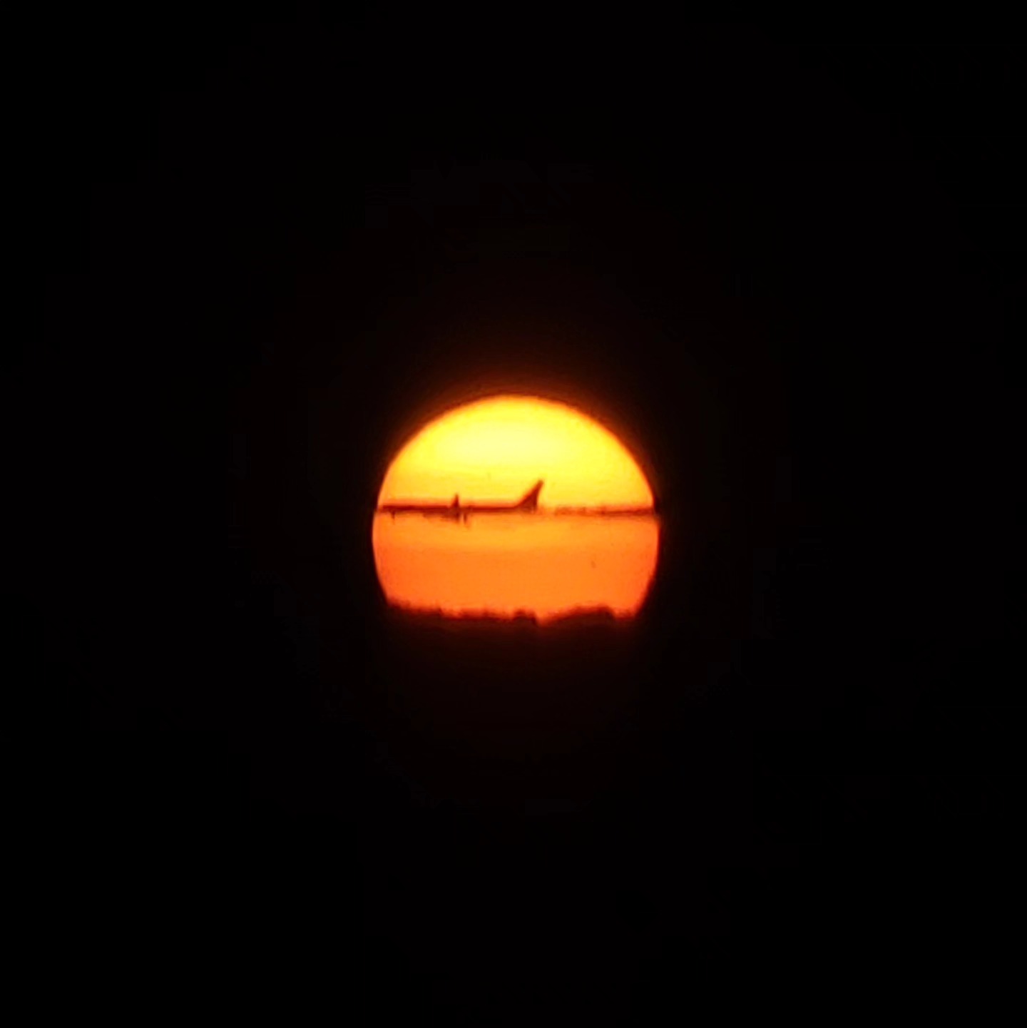 Avion devant le soleil