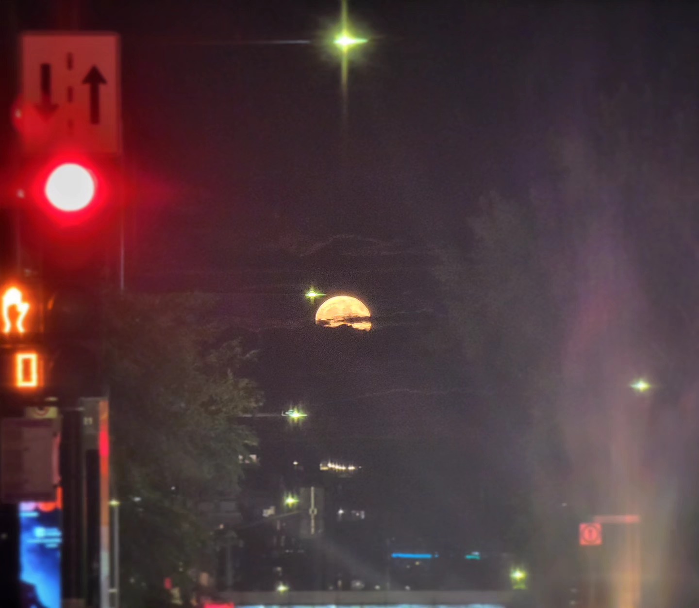 Lune au bout de la rue